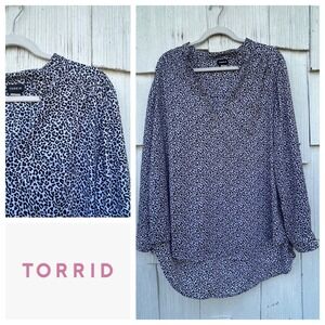 Torrid Women's Blouse Size‎ 2X Black White Animal Print Roll Tab Long Sleeve